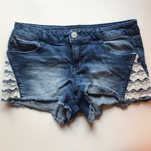 Denim shorts with lace!